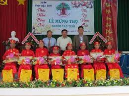 Thăm tặng quà, chúc thọ người cao tuổi